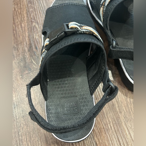 Muk Luks Size 8 Sandals - Picture 6 of 9